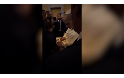 “Oggi che giorno è?”, Prevost a sorpresa tra i fedeli del Sant’Uffizio: il Papa scherza e firma una Bibbia