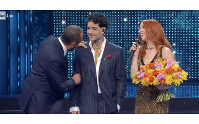 “Oggi non ti facciamo parlare”: Tony Effe sul palco di Sanremo con la collana ‘gela’ Carlo Conti: “Ti sei salvato”