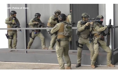 Olimpiadi Milano-Cortina, il video delle teste di cuoio in azione: simulati attacchi terroristici a Roma e Milano