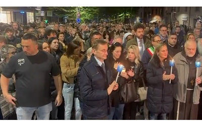 Omicidio Giacomo Bongiorni migliaia di persone alla fiaccolata a Massa Su uno striscione no alla violenza in diverse lingue
