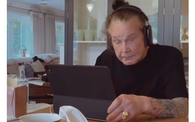 Ozzy Osbourne due giorni prima di morire, la figlia Kelly aveva girato l’ultimo video commovente mentre fa colazione con la sua famiglia – IL VIDEO