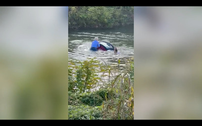 Padova finisce nel canale con l auto e vi rimane intrappolato il salvataggio eroico di due passanti Video