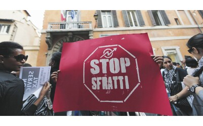 Padre 91enne e figlio disabile sfrattati a Milano: “L’edificio è stato venduto e ora ci cacciano”