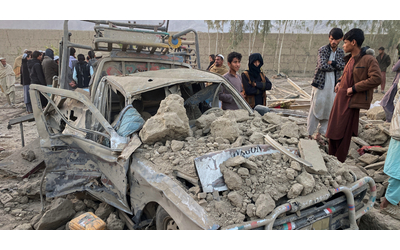 Pakistan Afghanistan guerra aperta L aviazione di Islamabad bombarda Kabul Uccisi almeno 133 talebani