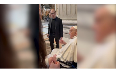Papa Francesco a sorpresa nella Basilica di San Pietro: il saluto ai fedeli increduli – Video