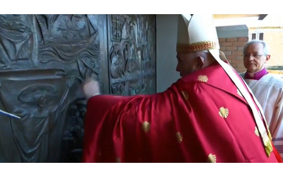 Papa Francesco apre la Porta Santa al carcere di Rebibbia per il Giubileo: Bergoglio la supera a piedi – Video