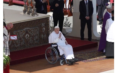 Papa Francesco arriva a sorpresa in Piazza San Pietro dopo la messa per il Giubileo degli ammalati: le immagini