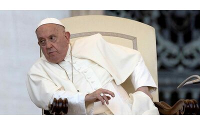 Papa Francesco cade a casa Santa Marta e sbatte il braccio: le condizioni di Bergoglio