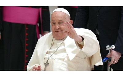 Papa Francesco, il Vaticano: “Ha trascorso una notte tranquilla, si è svegliato e ha fatto colazione”. Come sta il Pontefice