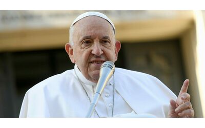 Papa Francesco interrompe l’omelia per problemi di salute: “Mi scuso, ho difficoltà di respiro”