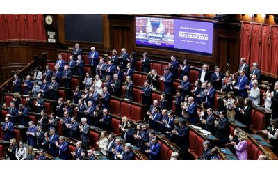 Papa Francesco, la commemorazione della politica in Aula. Conte e Schlein: “Ipocrisia, suoi appelli mai ascoltati”