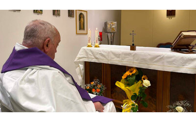 Papa Francesco, la Sala stampa vaticana diffonde la prima foto dal giorno del ricovero