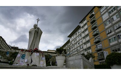 Papa Francesco, la situazione “è stabile” ma “il recupero è lento”: “Dimissioni non imminenti”