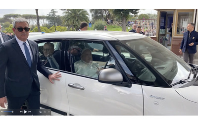 Papa Francesco lascia il policlinico Gemelli in auto dopo un ricovero di quasi 40 giorni – video