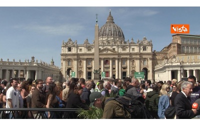 Papa Francesco morto, le voci dei fedeli in piazza San Pietro: “Colpo tremendo, fino a ieri era in piazza”