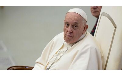 Papa Francesco, situazione “resta stazionaria in un quadro complesso”. Torta per l’anniversario del pontificato