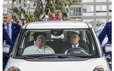 Papa Francesco torna a Casa Santa Marta: per lui ossigenoterapia e fisioterapia motoria e respiratoria