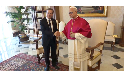 Papa Leone XIV riceve il presidente israeliano Herzog in Vaticano: il video con la stretta di mano