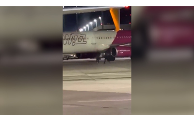 Passeggeri arrivano in ritardo e corrono sulla pista per non perdere il volo allarme all aeroporto di Colonia Video