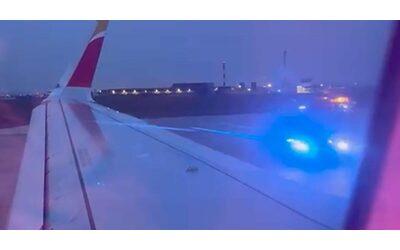Passeggero impazzito aggredisce un assistente di volo e si butta giù da un’uscita d’emergenza mentre l’aereo decolla: panico sul volo Parigi-Madrid