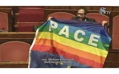 Patuanelli espone la bandiera della pace in Senato contro il piano von der Leyen: “Morte della difesa comune Ue”