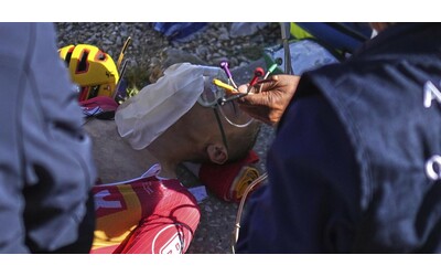 Paura al Tour de France, Johannessen collassa e viene trasportato via con l’ossigeno. Oggi è di nuovo in corsa