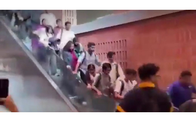 Paura all universit la scala mobile accelera improvvisamente Panico tra gli studenti non ci sono feriti VIDEO