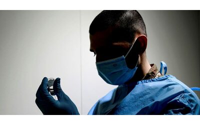 Paziente no vax e contrario all’intervento pubblica il modulo dell’ospedale con errore, primario minacciato: “Terrorizzato”