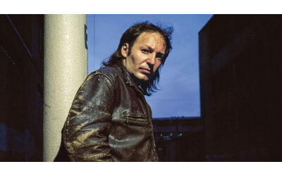 Per arrivare a parole oneste che vengono da dentro devi stare attento e soffiare piano come si fa con le bolle di sapone Vasco Rossi celebra i 40 anni di Cosa succede in citt