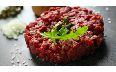 Per due anni ha un forte dolore al petto ma i medici non riescono a capire cosa sia, poi la scoperta choc: “Un batterio preso maneggiando carne cruda è arrivato al cuore”