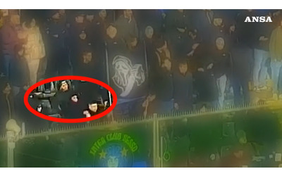 Petardo contro Audero a Cremona nel video il lancio da parte dell ultras dell Inter poi arrestato