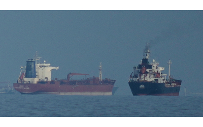 Petroliera cinese attraversa Hormuz dopo il blocco Usa Xi presenta un piano di pace in 4 punti Anche Vance attacca il Papa