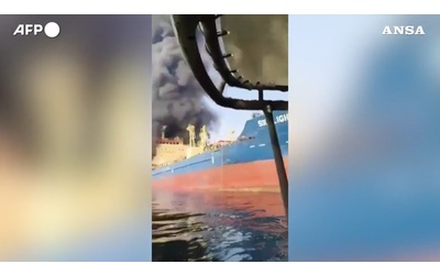 Petroliera colpita al largo delle coste dell Oman quattro feriti ed equipaggio evacuato Video