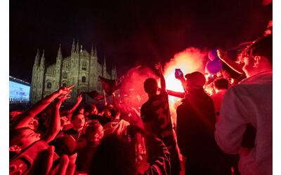 Piazza Duomo completamente nerazzurra: la festa notturna per il 21esimo scudetto | Video