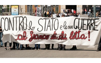 “Piazzarono un ordigno esplosivo davanti al tribunale di Pisa”: arrestati due anarchici