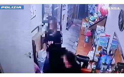 Picchia brutalmente la moglie con calci e pugni  arrestato 34enne a Catania  La  videosorveglianza  riprende l   aggressione