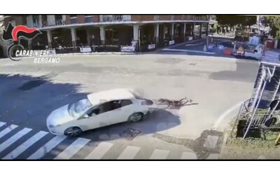 Picchiato in strada e investito con un’auto: due giovani accusati di tentato omicidio – Video
