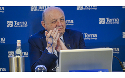 Pichetto dice l’indicibile: “Il futuro dell’auto è elettrico ma gli italiani non possono permetterselo”  E sul gas ingrana la retro