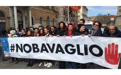 Pif, Salvatores, Guzzanti: la cultura si mobilita contro guerre e riarmo. Prima protesta alla Mostra di Venezia