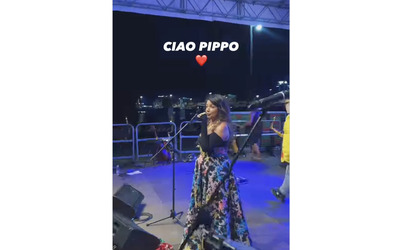 “Pippo Baudo ci ha lasciato qualche minuto fa”: Cristina D’Avena interrompe il concerto e dà l’annuncio al pubblico – VIDEO