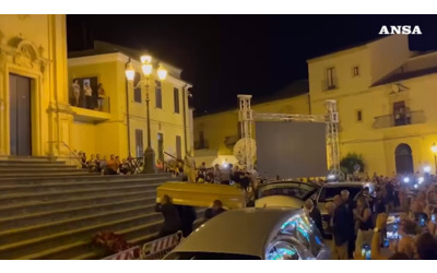 Pippo Baudo, l’arrivo del feretro a Militello accolto da un lungo applauso – Video