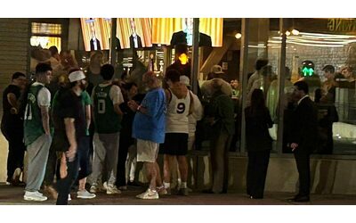 Playoff Nba, escono prima dallo stadio convinti della sconfitta: tifosi dei Boston Celtics costretti a guardare la vittoria dal bar