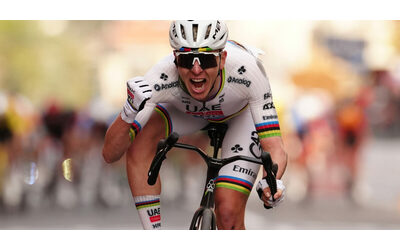 Pogacar la Milano Sanremo finalmente tua una corsa epica dalla caduta alla volata contro Pidcock