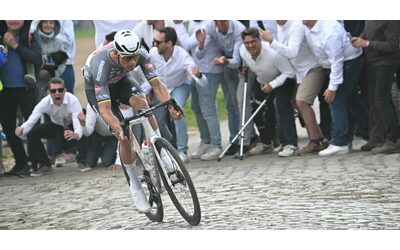 Pogacar scivola sul pavè, Van der Poel trionfa alla Parigi-Roubaix dopo un altro duello leggendario