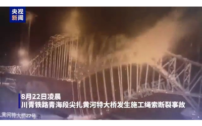 Ponte in costruzione crolla su se stesso: almeno sei morti. La tragedia per la rottura di un cavo – Video