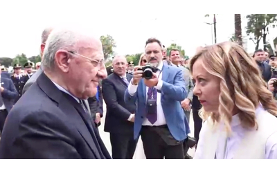 “Presidente De Luca, sono la stronza della Meloni, come sta?”: la premier saluta così il governatore campano a Caivano – Video