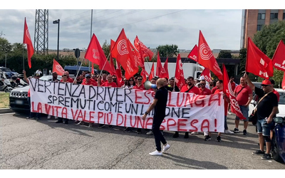 Presidio dei driver Esselunga alla sede di Pioltello: “La vita vale più di una spesa”