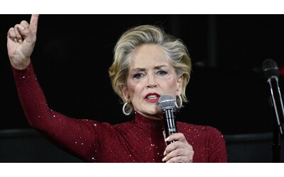 “Prima di morire mia madre mi ha detto ‘Mi fai venire voglia di suicidarmi’. Mio nonno ha abusato di me e mia sorella”: le parole di Sharon Stone