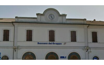 Professore accoltellato in strada a Bassano per sigaretta negata: fermato in stazione il presunto aggressore