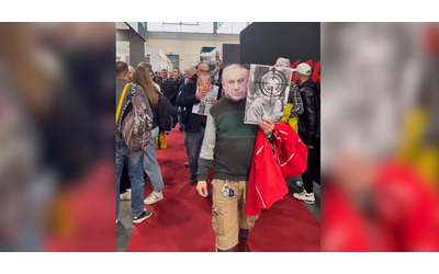 Protesta alla Fiera delle armi di Verona, i contestatori sfilano coi volti di Netanyahu e Trump: “EOS va vietata”